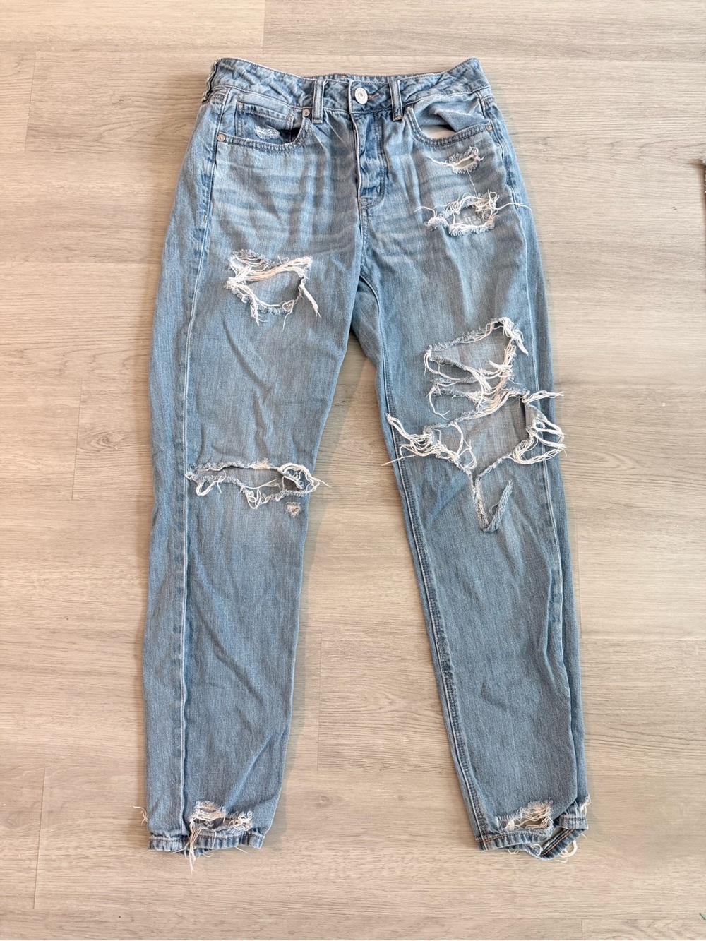 American Eagle Light Blue Distressed Women’s Jeans, size 4